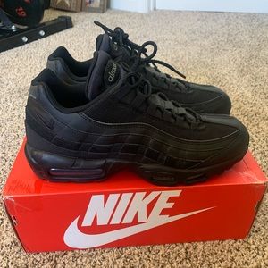 Air max 95 essential triple black (2020)